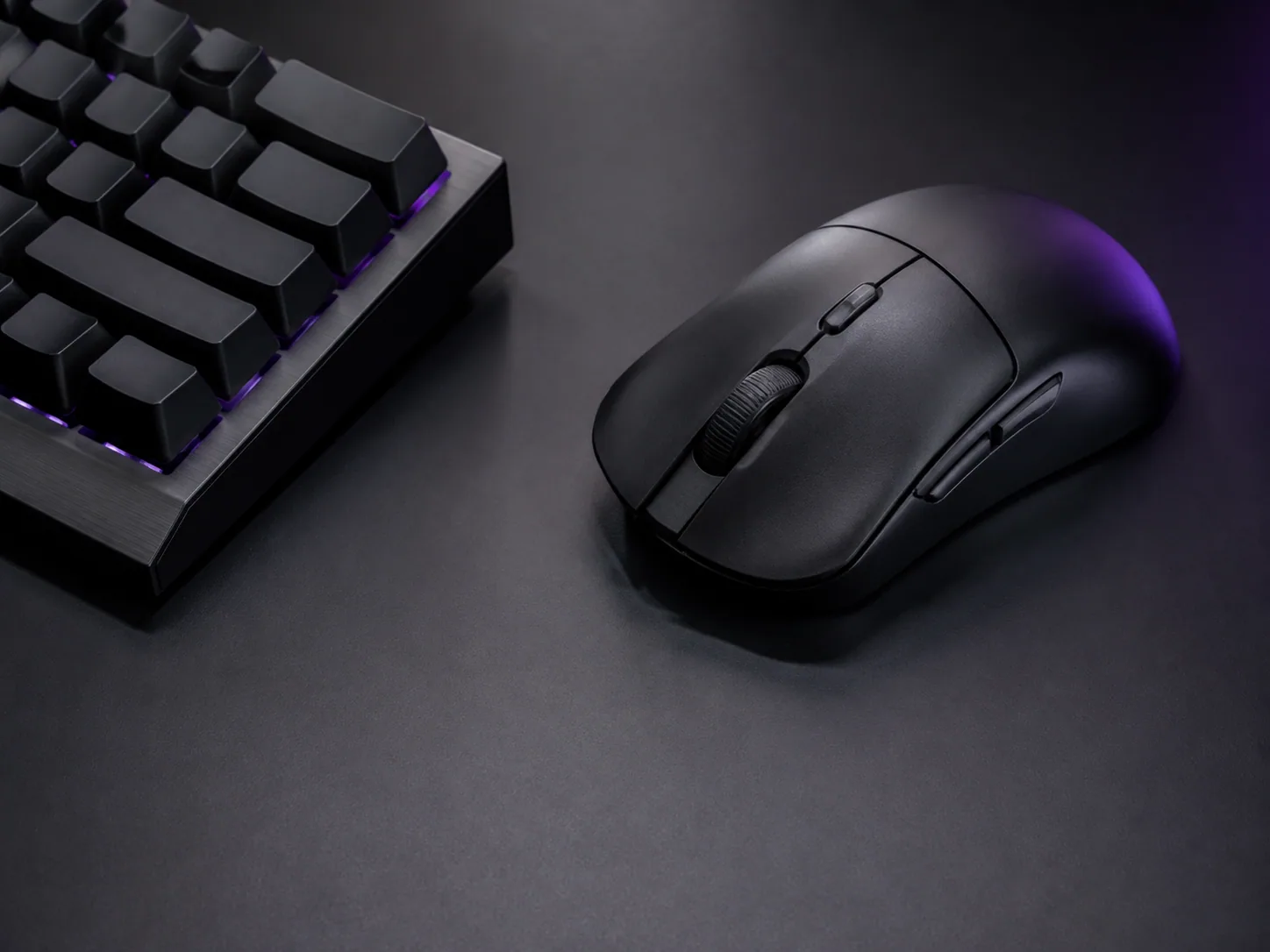 Detalhe de periféricos em um setup gamer
